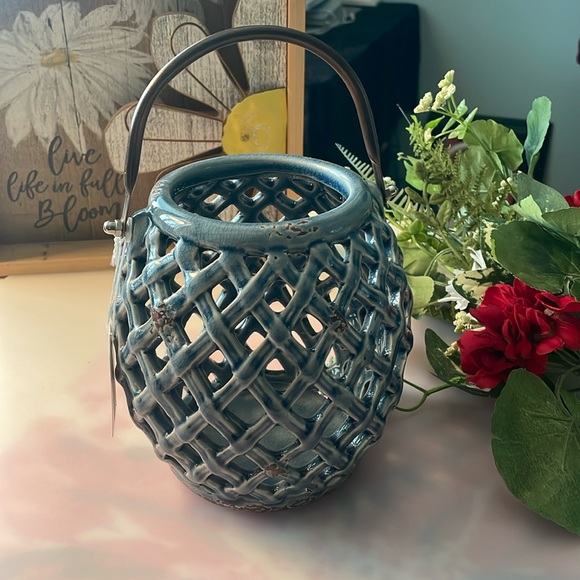 Hanna’s Handiworks Lantern Candle Holder with Handle - Picture 1 of 6